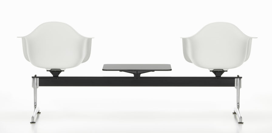 Eames Plastic Armchair RE auf Traverse Vitra