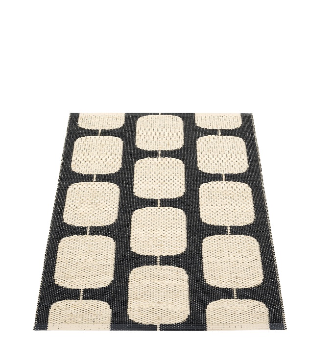 Sten Kunststoffteppich von Pappelina, 70x100 cm, in Schwarz und Creme mit grafischem Muster.