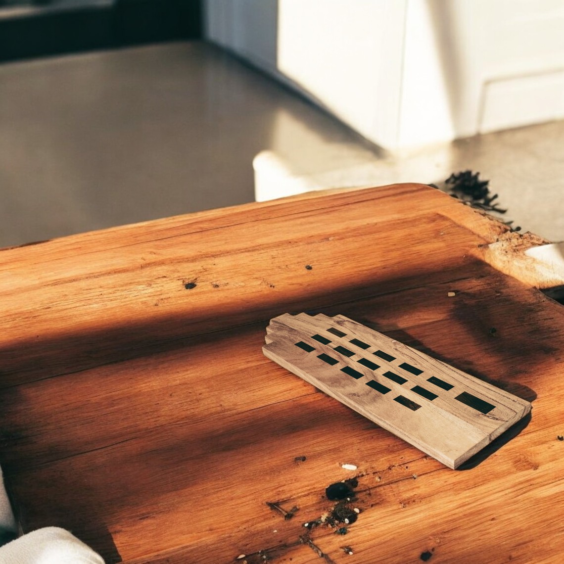 Giebelhaus Schneidebrett mit Rädern aus Holz auf einer Arbeitsfläche, Küchenzubehör.