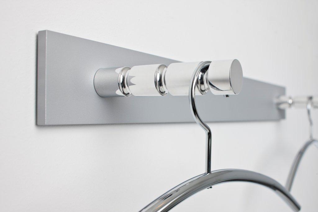Nahaufnahme der Hangon Wandgarderobe von Cascando mit Kleiderbügeln und silberner Halterung.