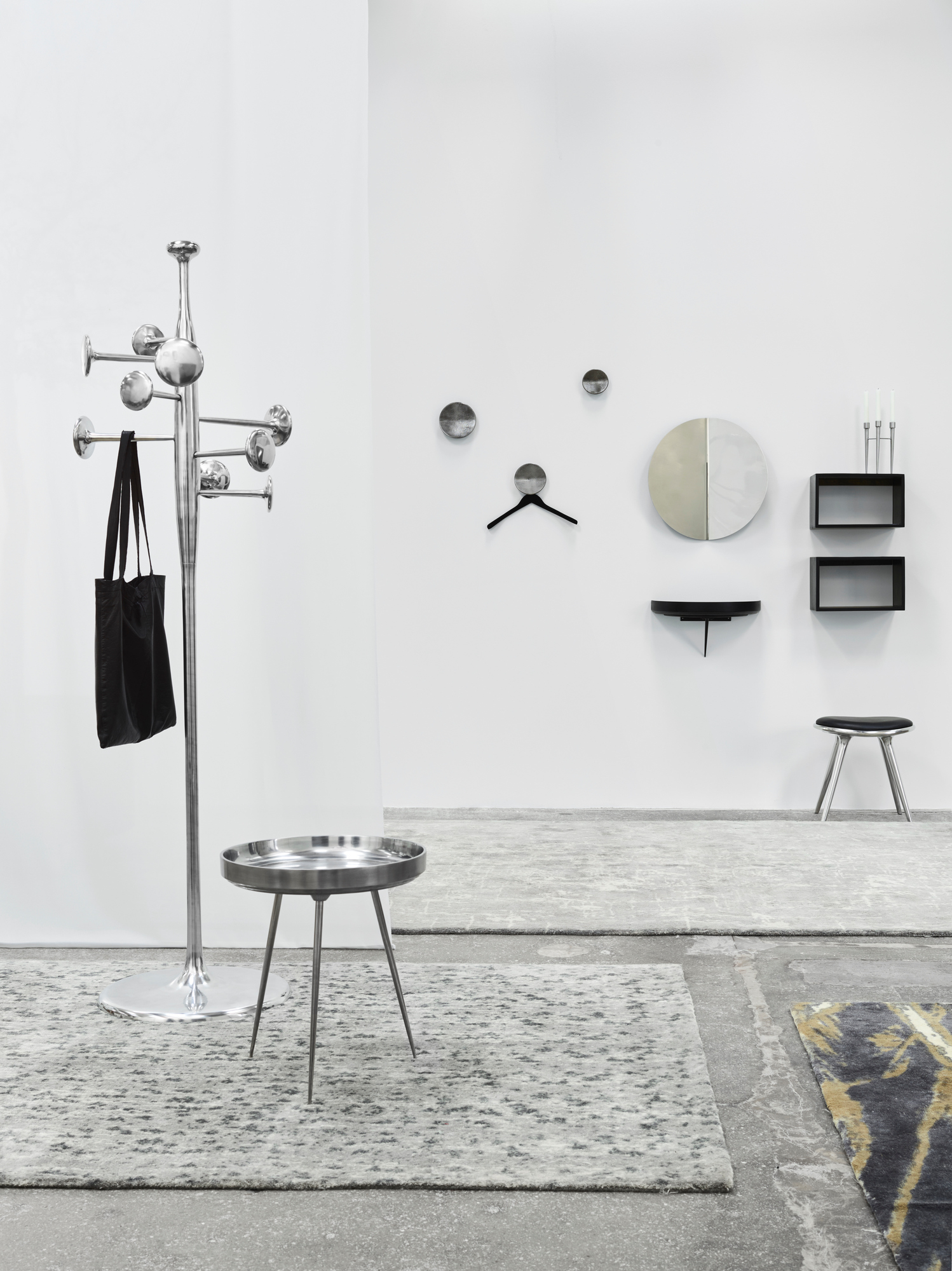 Trumpet Coat Stand Kleiderständer aus Aluminium in Schwarz mit Tasche, moderner Garderobenständer für Flur und Büro.