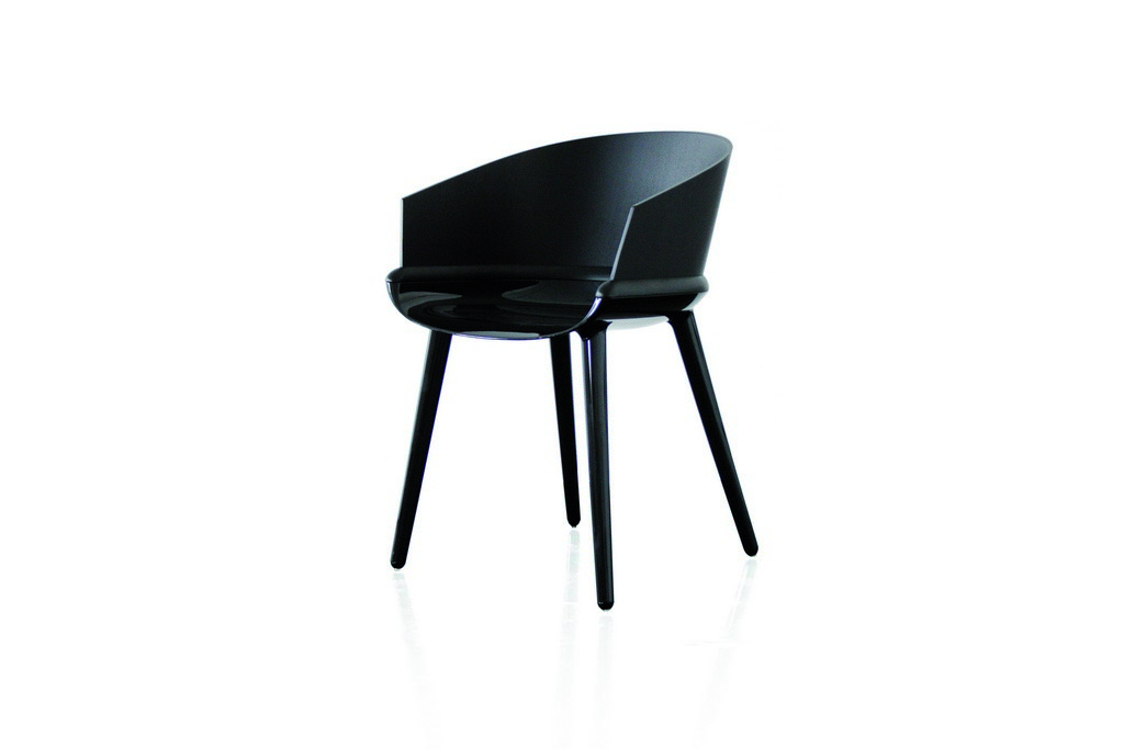 Schwarzer Cyborg Sessel von Magis mit Armlehnen und vier schlanken Beinen, modernes Design.