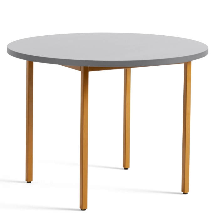 Hay Two Colour Table 105 cm: Runder Tisch mit hellgrauer Tischplatte und ockerfarbenem Gestell.