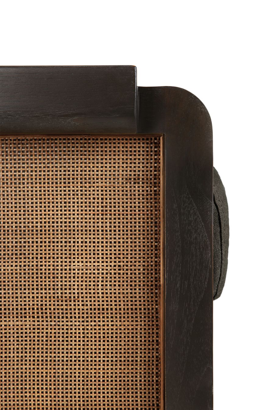 Detailaufnahme: Ethnicraft Panel Lounge Sessel mit Rattan-Geflecht und dunklem Holzrahmen. Bequemer Sessel für Wohnzimmer.