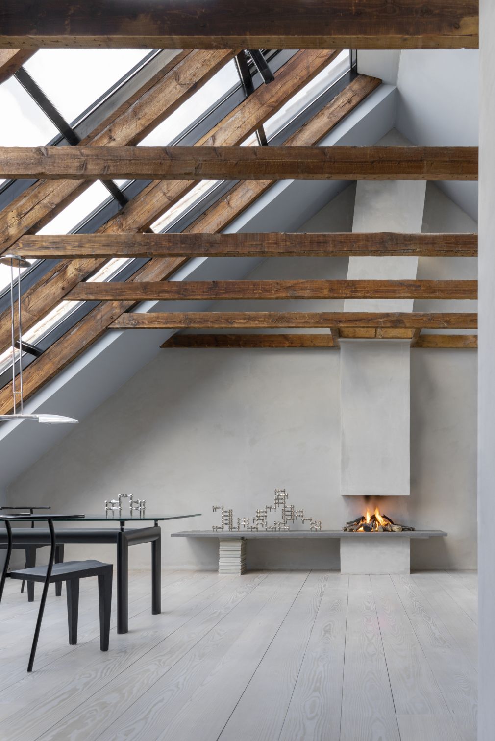 Helle Raumansicht mit Chrom Kerzenständer 3er Set als Tischdeko und Kaminfeuer.