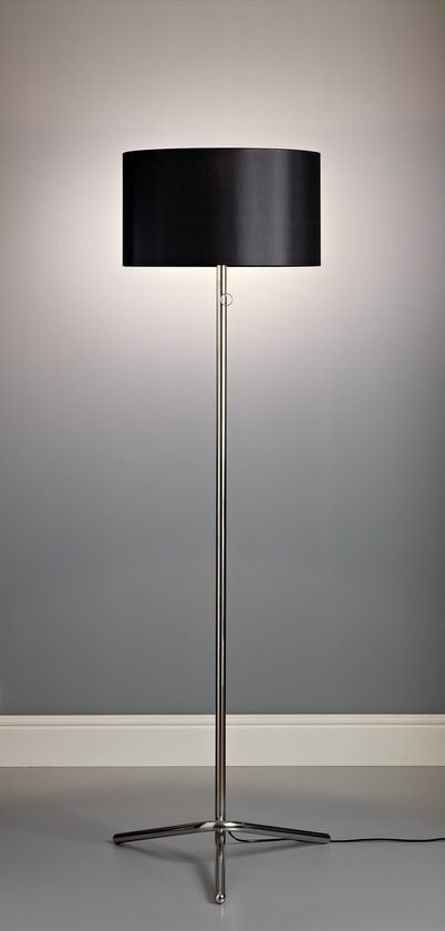 Tecnolumen Stehleuchte mit schwarzem Lampenschirm und silberfarbenem Metallfuß für Wohnzimmer.