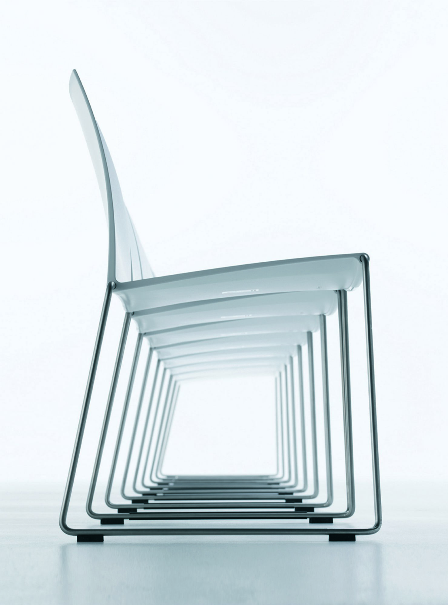 Reihe von weißen M1 Stühlen von MDF Italia, minimalistisches Design, stapelbar, für Büro und Wohnen.