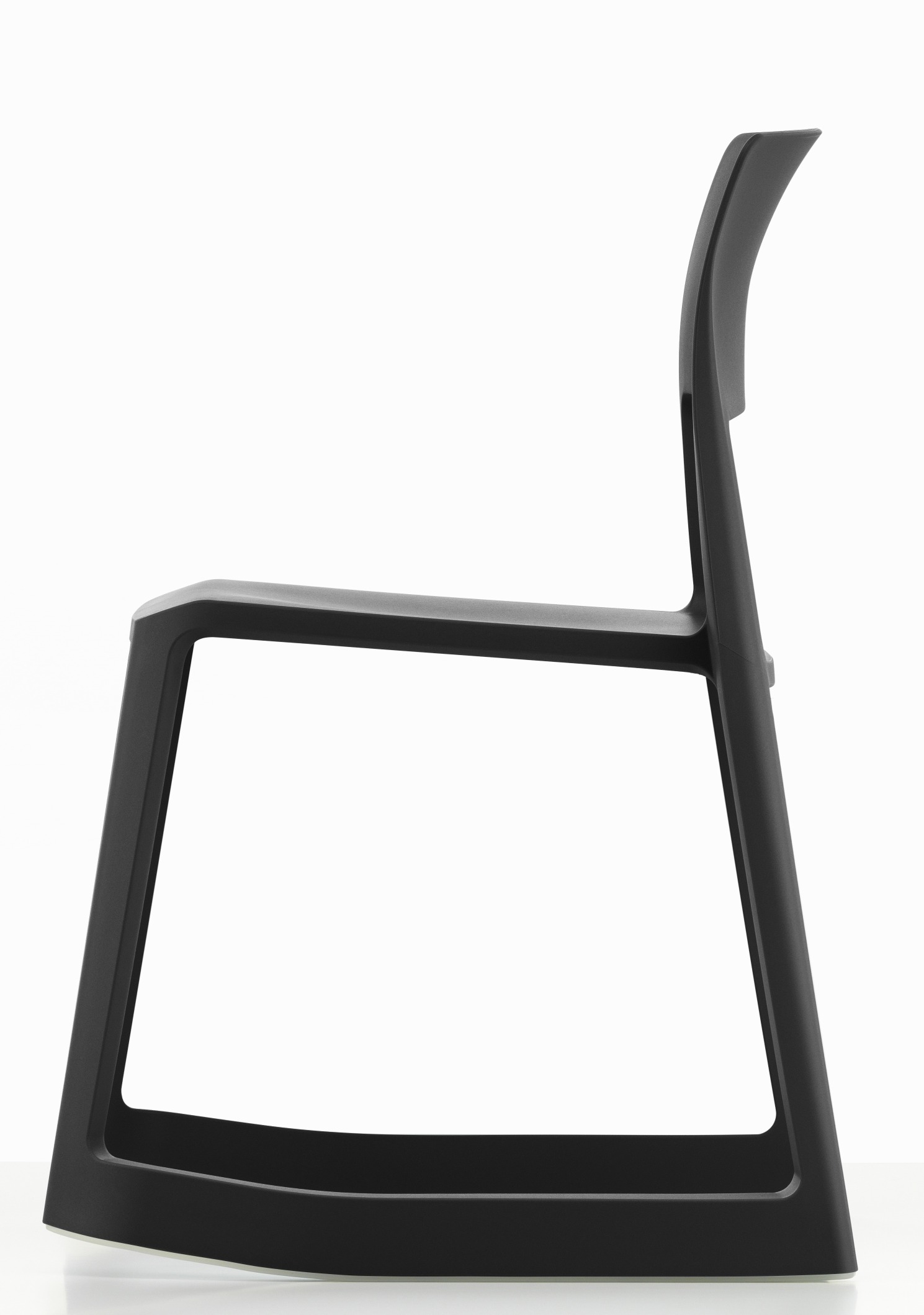 Seitenansicht des schwarzen Tip Ton RE Stuhls von Vitra, ein moderner Kunststoffstuhl für Büro und Zuhause.