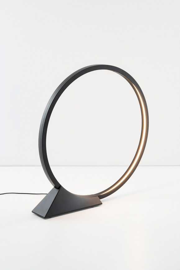 Schwarze O Floor LED Stehleuchte von Artemide für Innenräume, modernes Design, stimmungsvolle Beleuchtung.