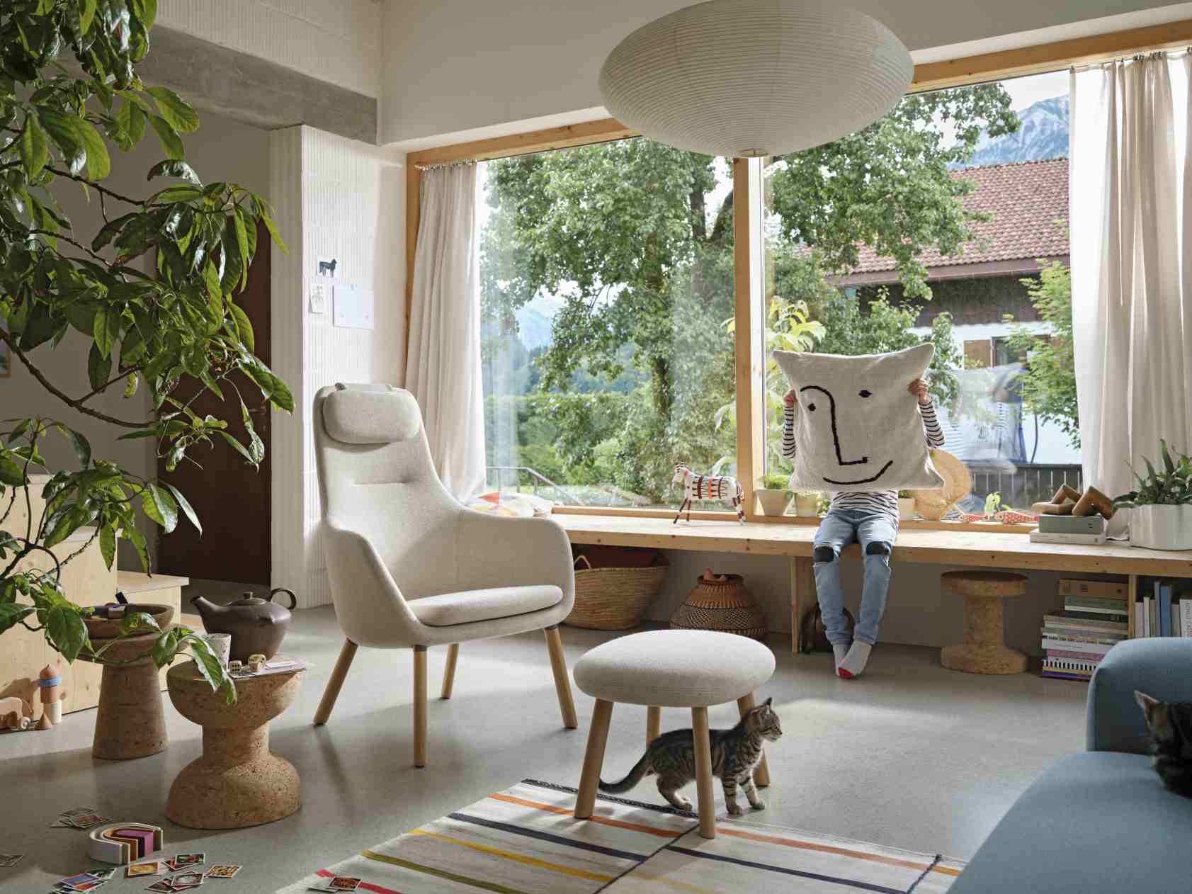 Beiger Hal Lounge Chair Sessel mit Ottoman von Vitra in modernem Wohnzimmer mit Katze.