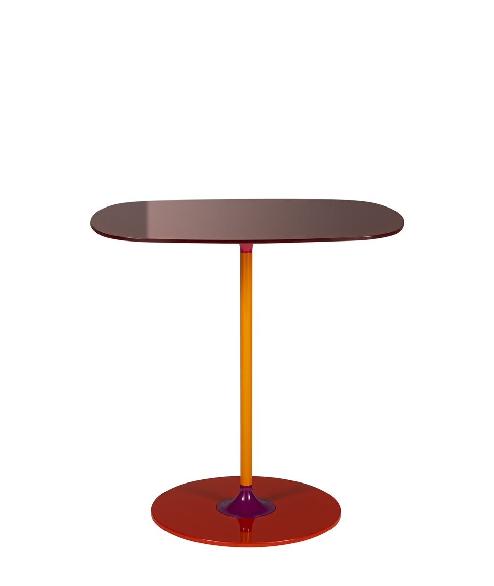 Bordeaux farbener Thierry 4042 Tisch von Kartell mit orangefarbenem Stiel und rotem Fuß.