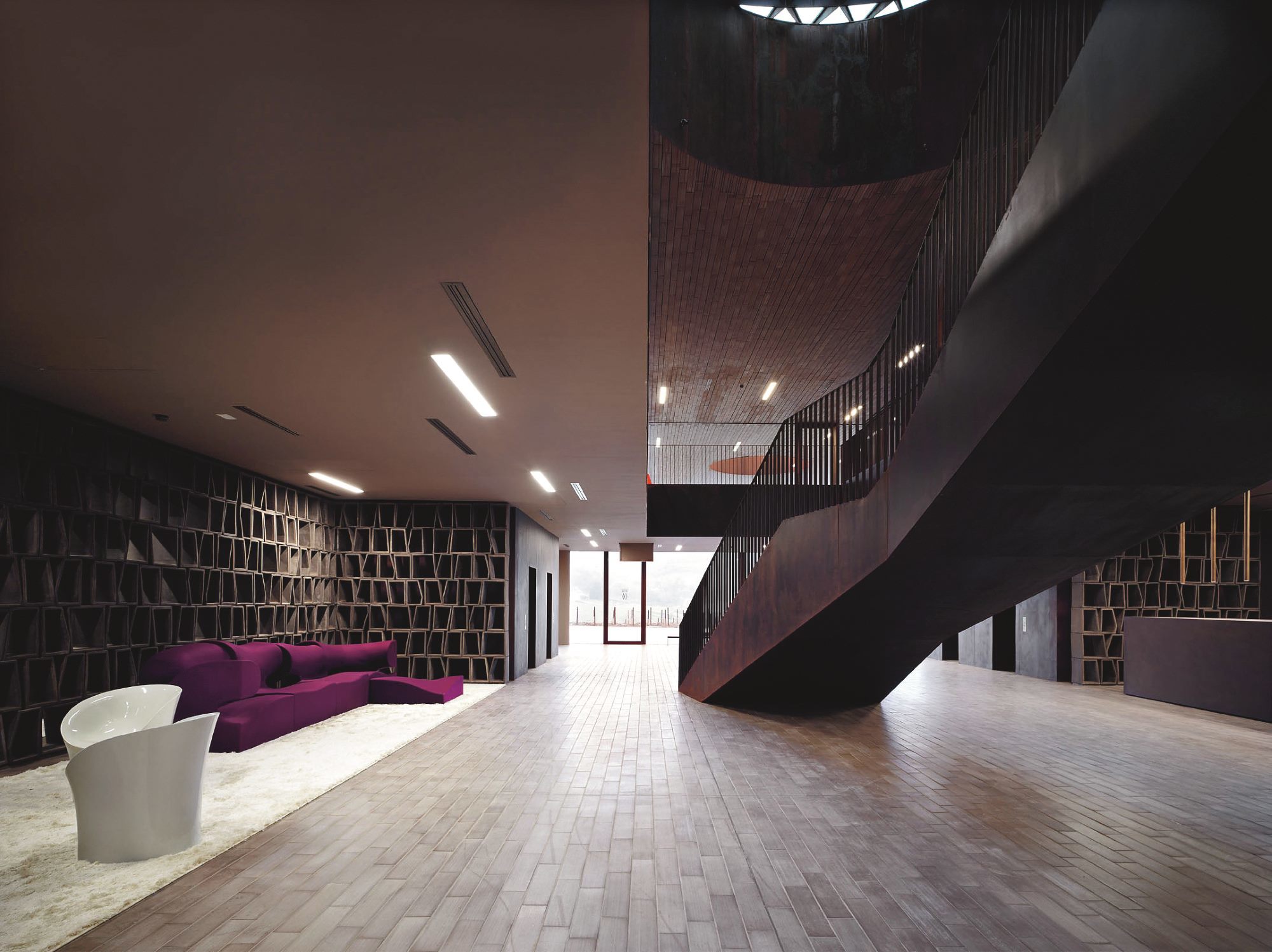 Weißer Moon Sessel aus Polyethylen von Moroso in modernem Interieur mit lila Sofa.