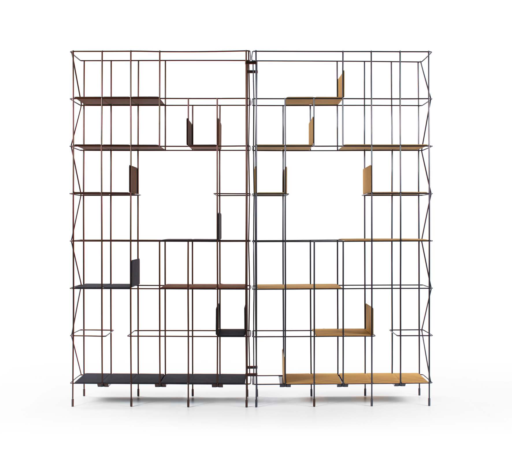 Modernes Network Bücherregal von Casamania Horm mit Metallgestell und Holzregalböden.
