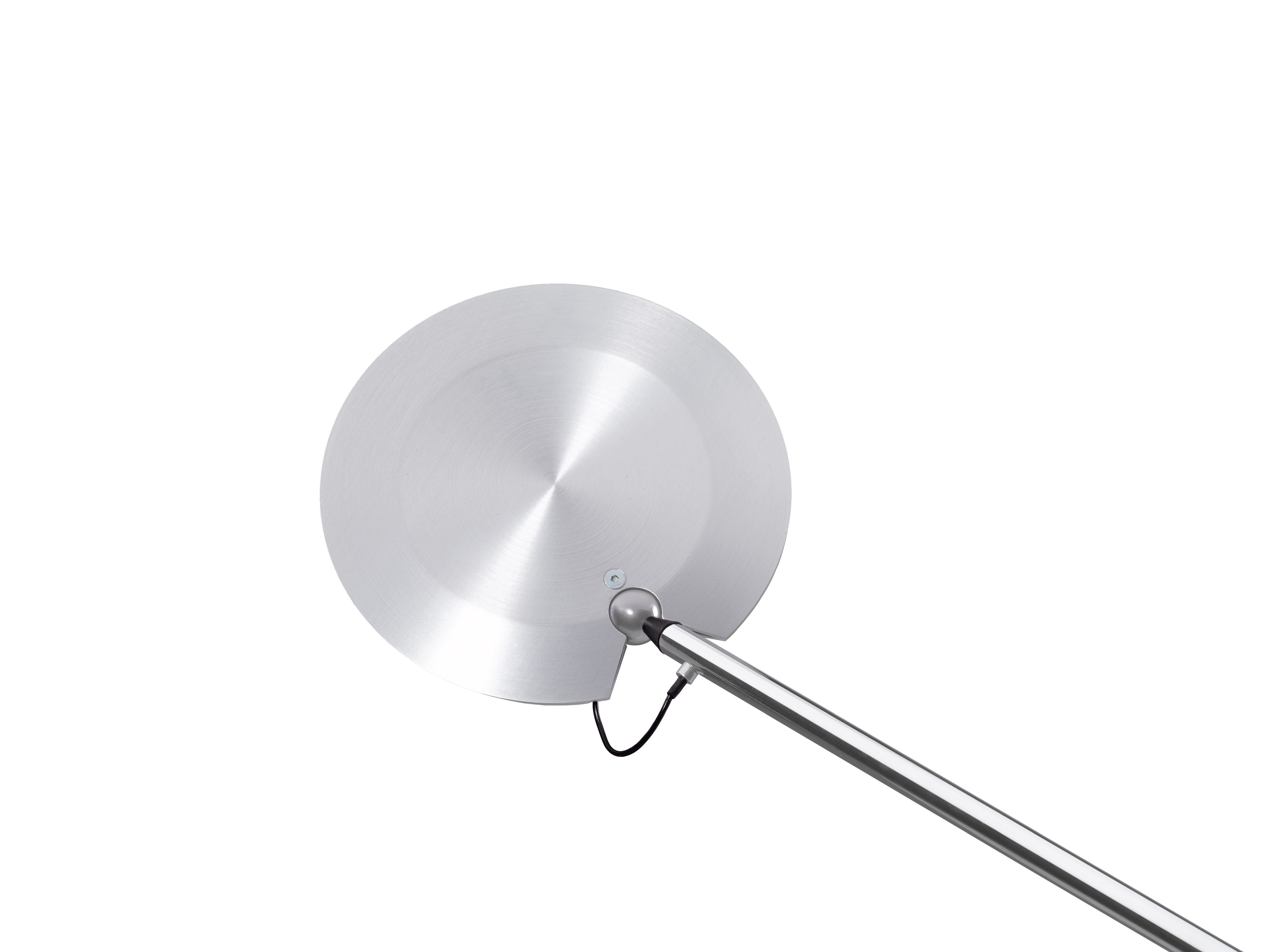 Pina LED Tischleuchte für USM Haller: Detailaufnahme des Lampenschirms aus gebürstetem Aluminium.