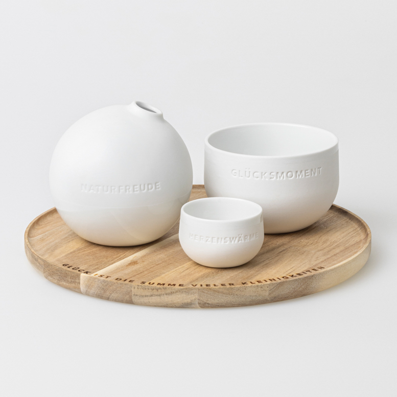 Räder Tablett der kleinen Dinge mit weißer Keramikvase, Schale und Becher auf Holztablett.
