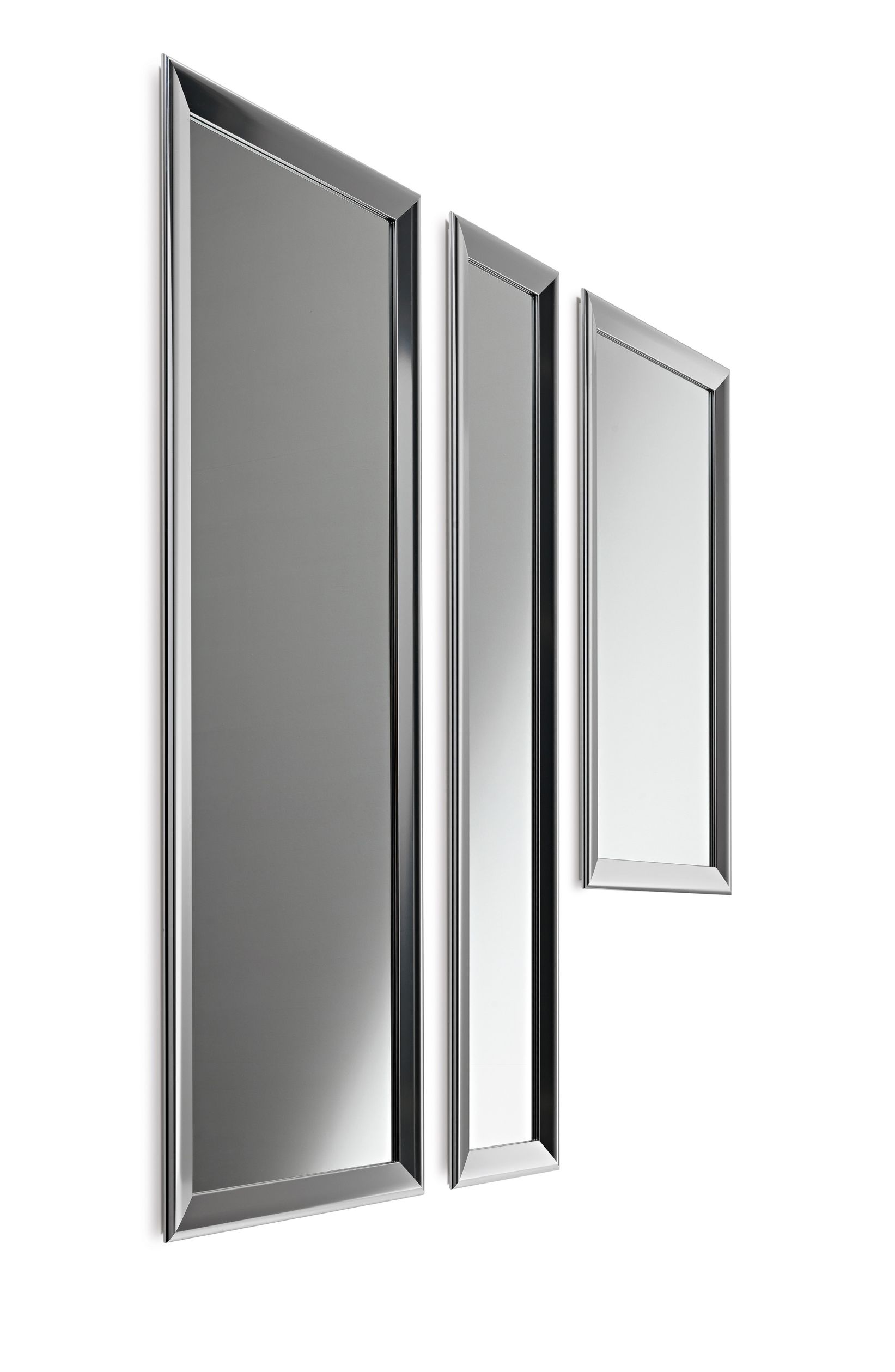 Yume Spiegel von Casamania Horm, drei rechteckige Wandspiegel mit schmalem, silberfarbenem Rahmen im modernen Design.