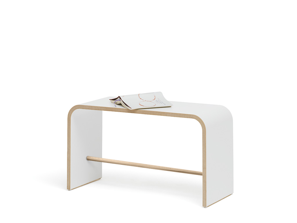 Weißer Sit Hocker von Tojo mit Buch, minimalistisches Design, Sitzmöbel für Wohnzimmer und Büro.