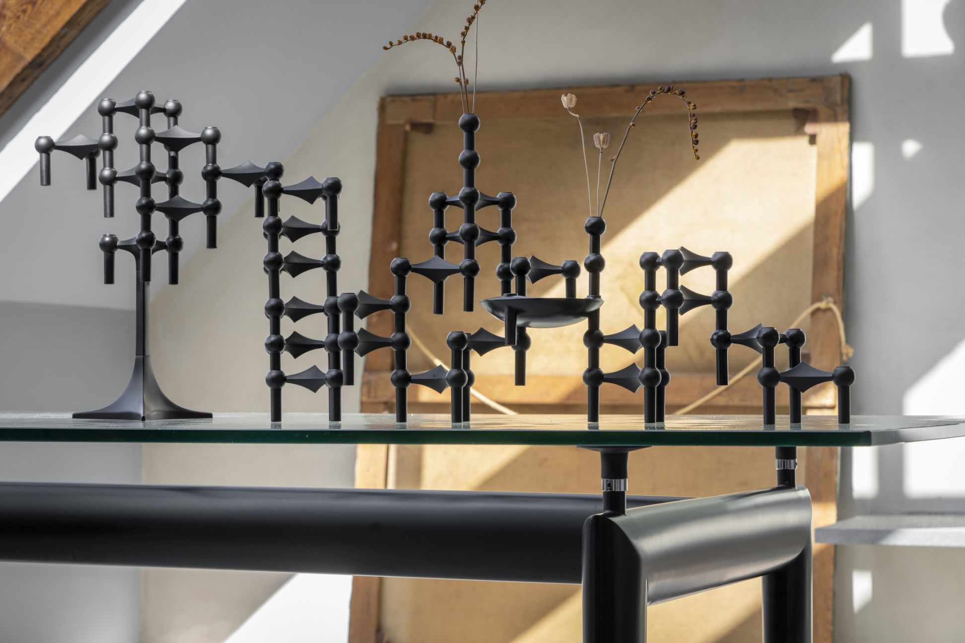 Schwarze Kerzenständer im 3er Set, Stoff Nagel Design, dekorativ auf einem Tisch arrangiert.