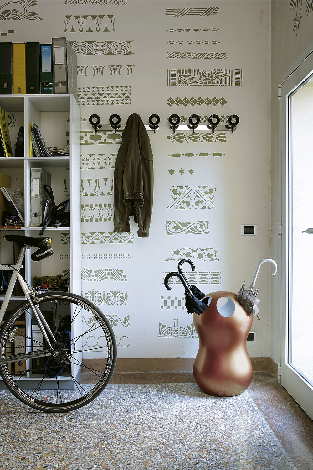 Zontik Schirmständer in Beige-Grau von Casamania Horm, moderner Design-Schirmständer mit Schirmen im Flur.