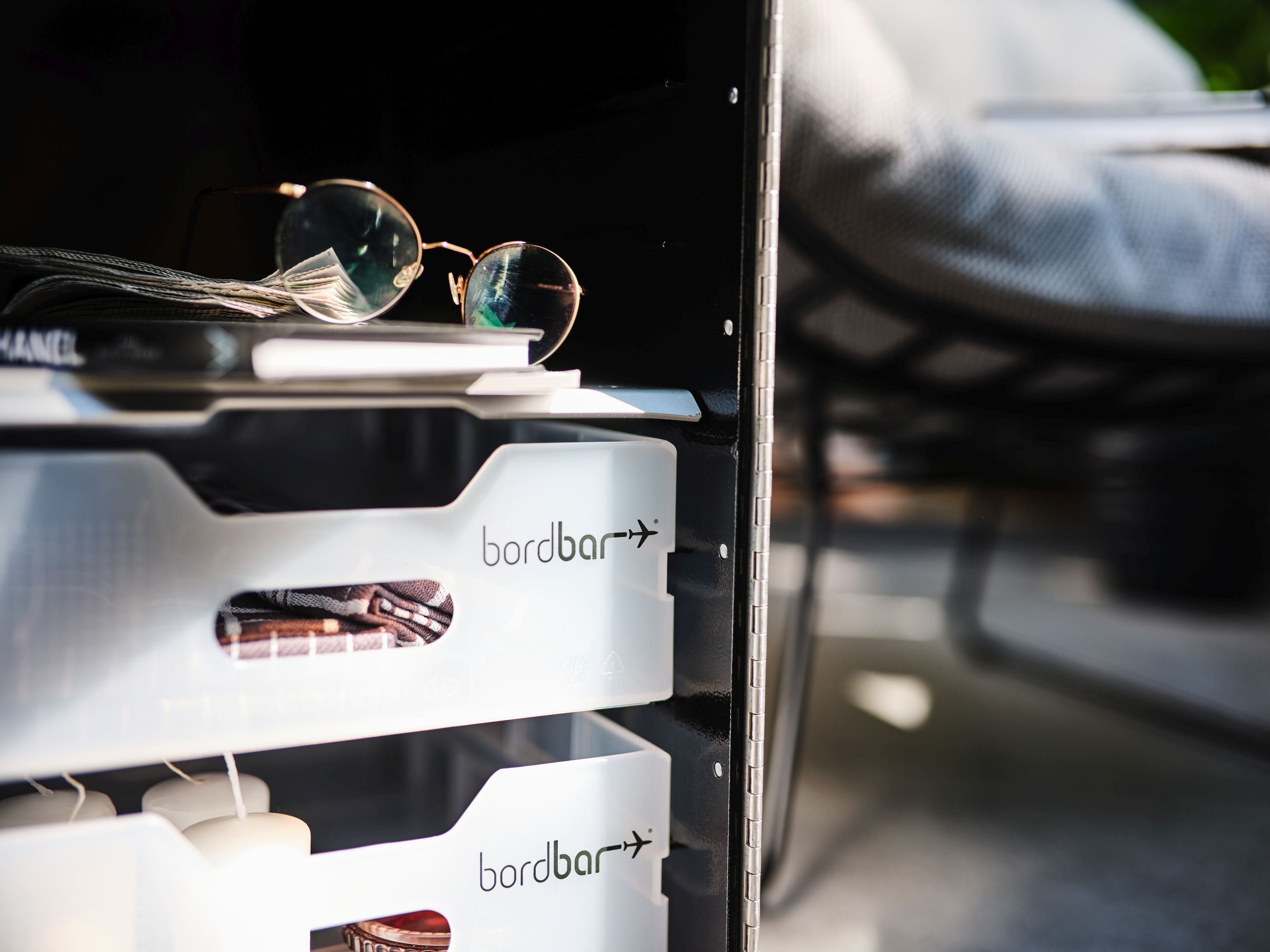 Box Kaffeetisch Zubehör: Bordbar mit Schubladen, Gläsern, Zeitschriften und Brille. Ideal für Kaffeetisch Equipment.