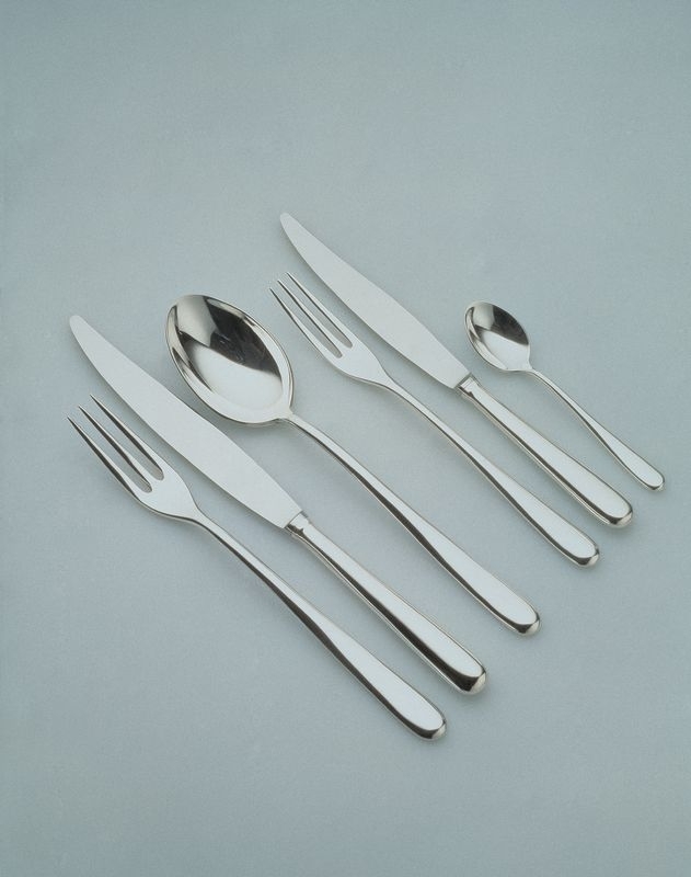 Alessi Caccia Besteckset: Messer, Gabel, Löffel und Teelöffel aus poliertem Edelstahl, modernes Design für Tischkultur.