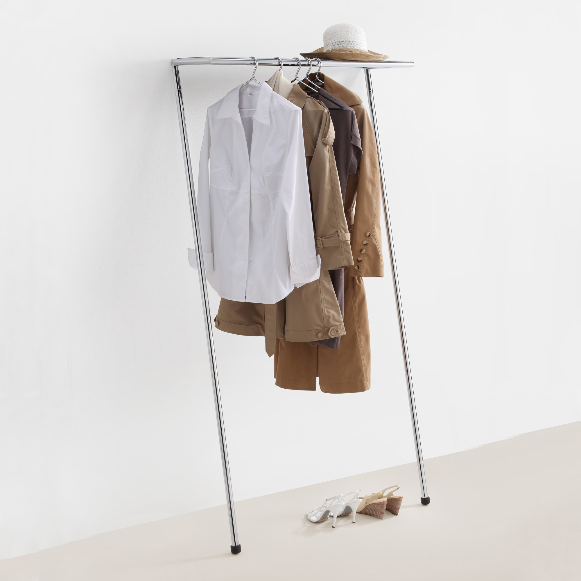 Zen Anlehngarderobe Mox chrom glänzend mit Kleidung und Hut, moderne Garderobenlösung für Flur und Schlafzimmer.