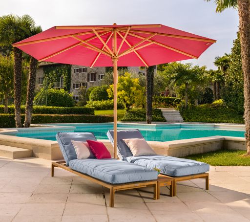 New Hampton Sonnenliege von Weishäupl im Outdoor-Bereich mit Pool und Sonnenschirm.