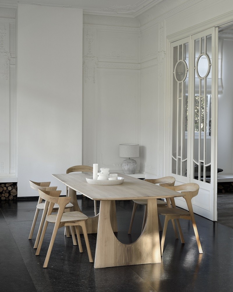 Ethnicraft Geometric Dining Table: Geölter Eiche Esstisch mit Stühlen in hellem, modernem Esszimmer.