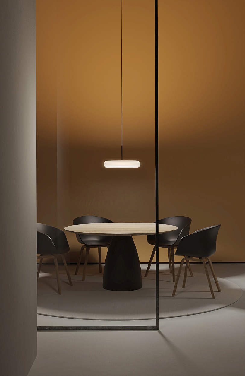 Oto Pendelleuchte in Sandbeige über Esstisch mit Stühlen, warmweißes Licht, modernes Design.