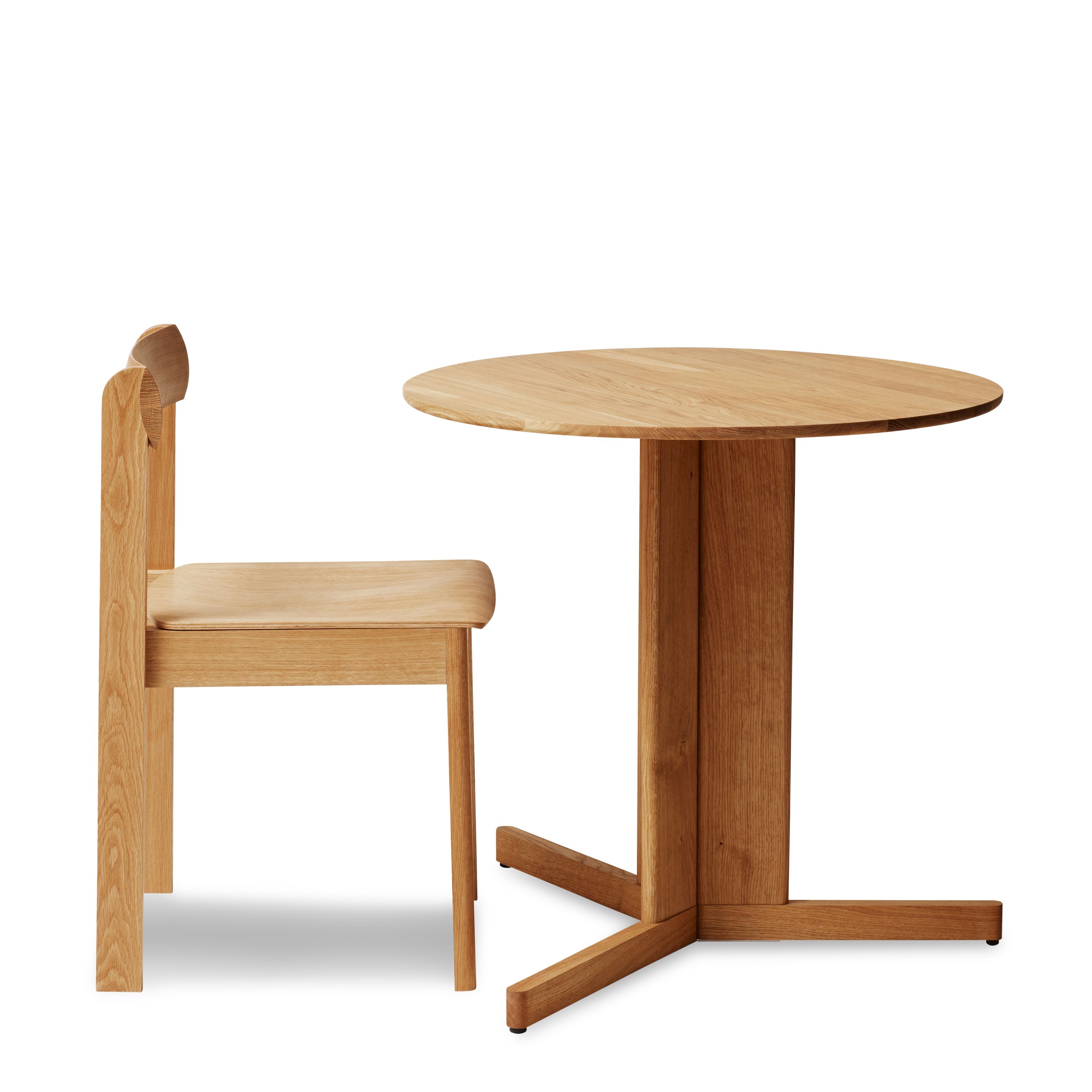 Trefoil Tisch von Form & Refine aus Eiche mit passendem Holzstuhl, skandinavisches Design.