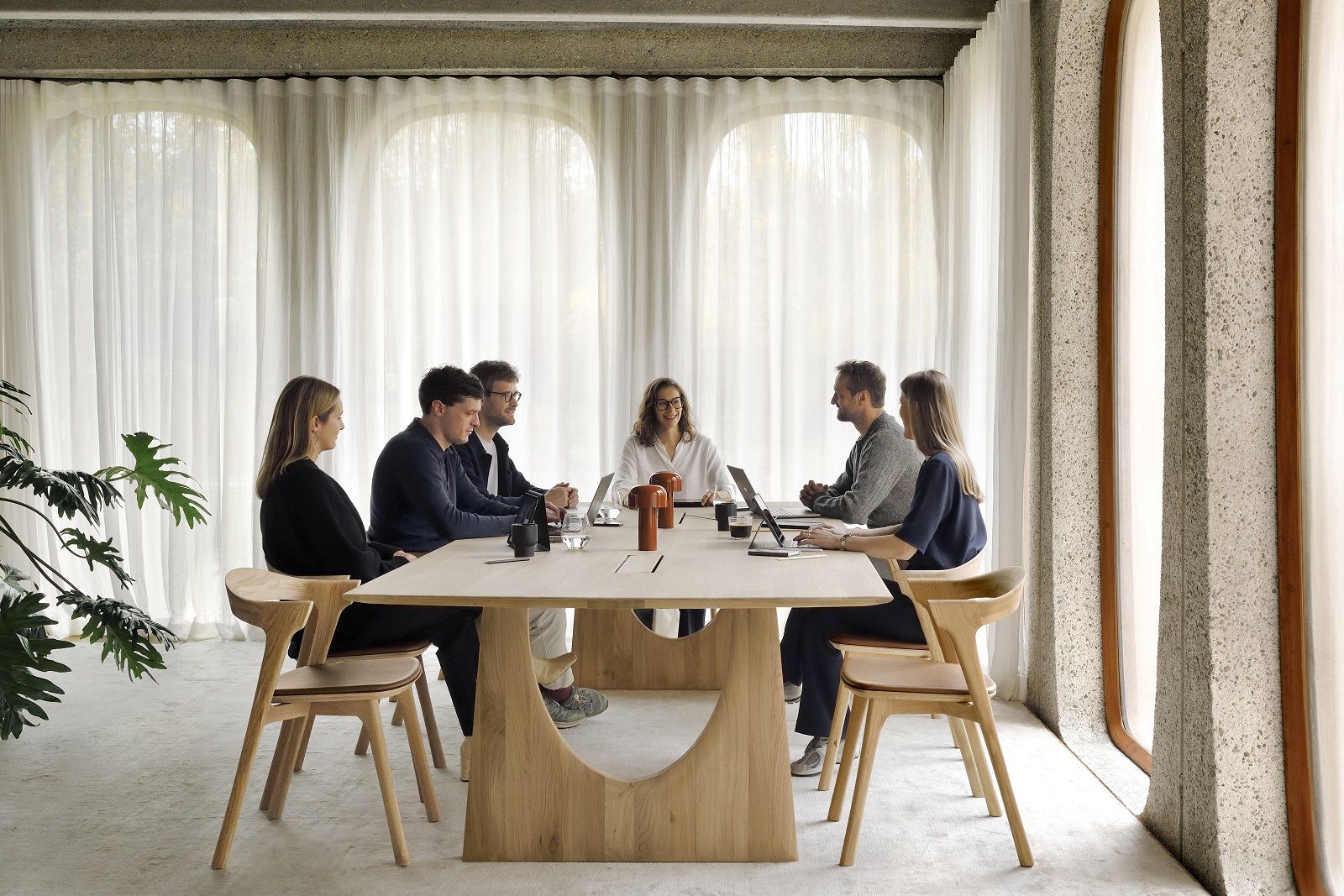 Geometric Meetingtisch mit Kabelboxen Eiche lackiert Ethnicraft