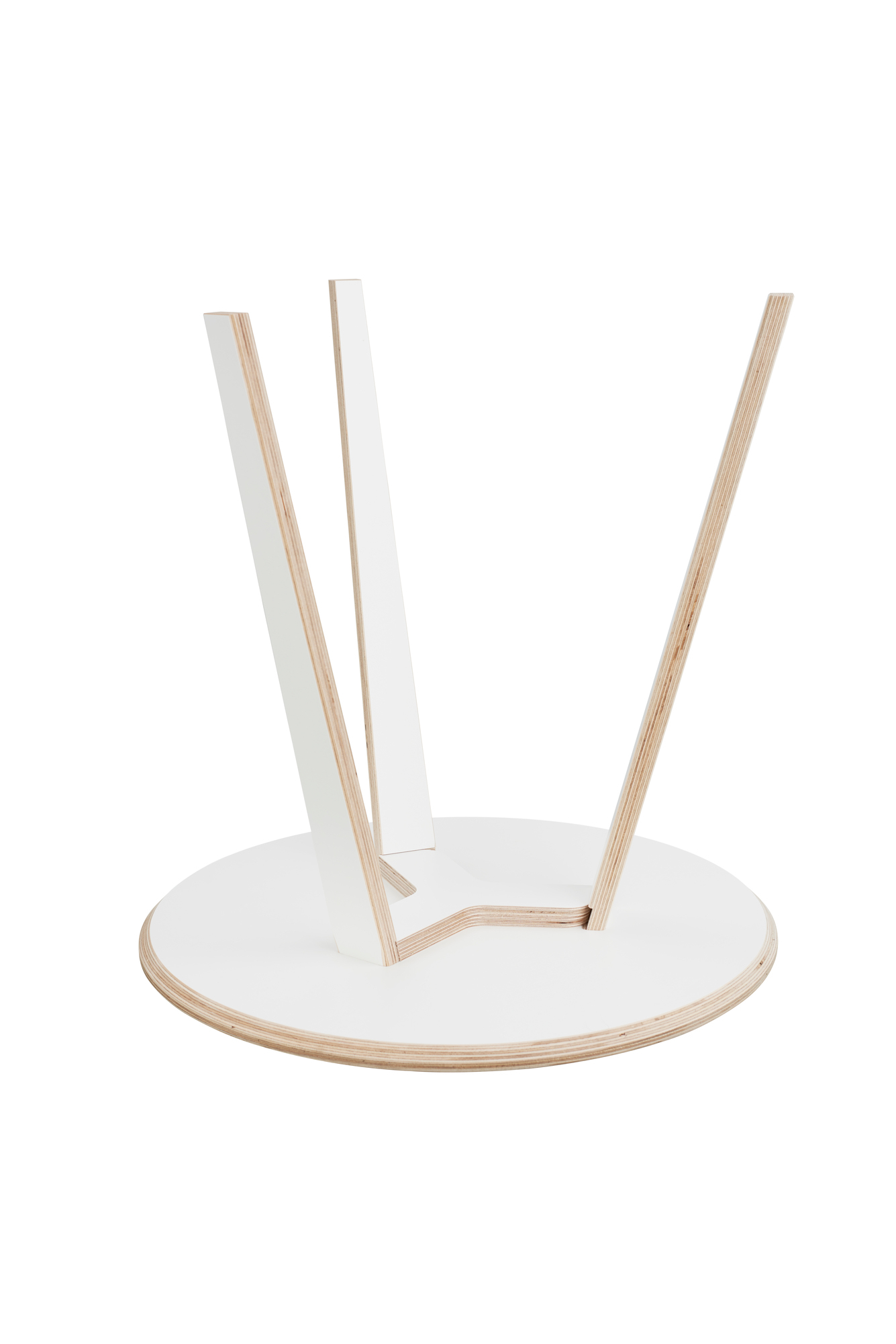 Ansicht von unten: Weißer Tojo Tisch mit drei Beinen aus Schichtholz.