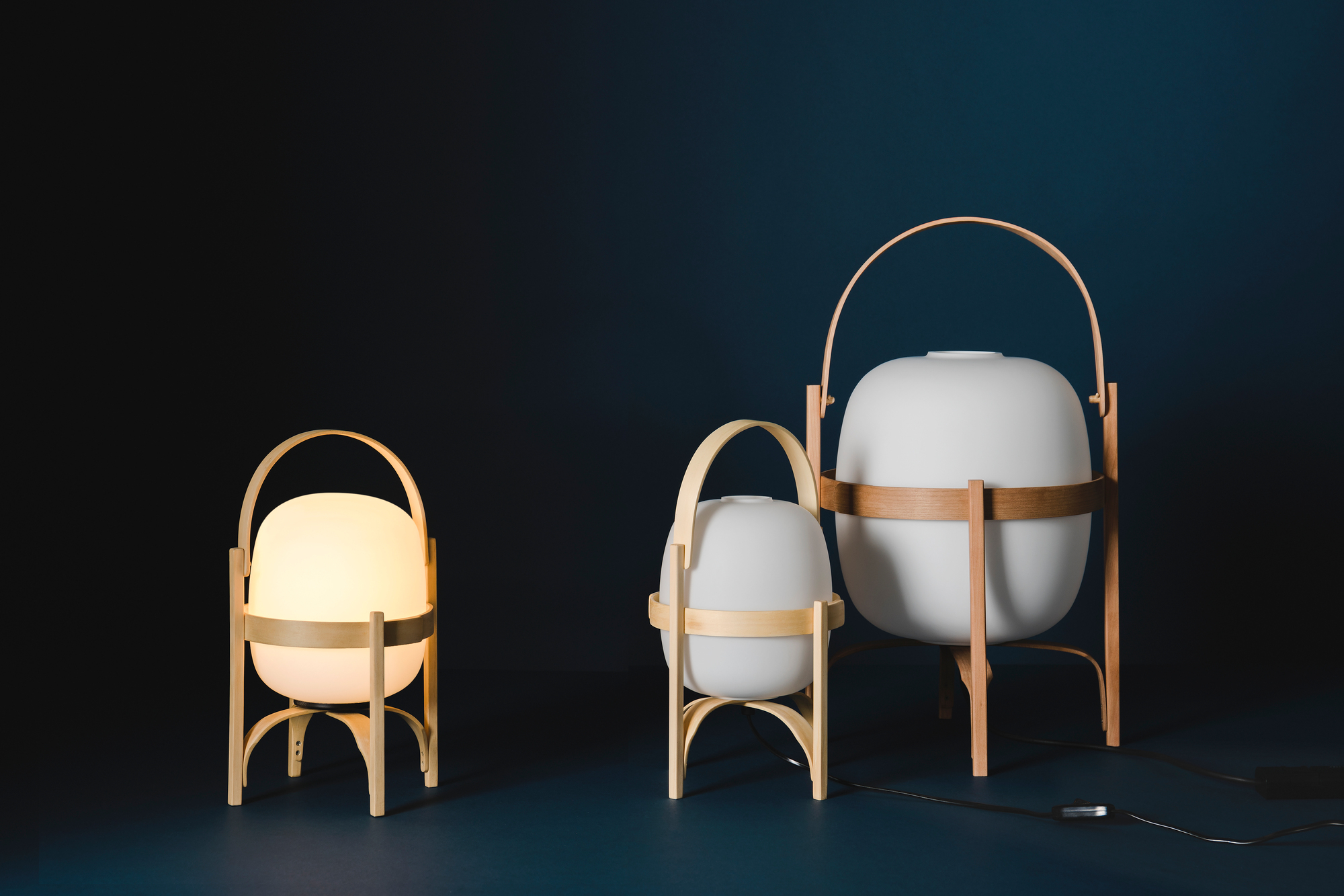 Drei Cestita Tischleuchten von Santa & Cole mit Opal Kunststoffschirm und Holzgestell.