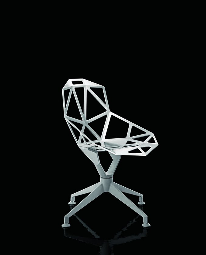 Weißer Chair One Stuhl von Magis mit Viersternfuß auf schwarzem Hintergrund. Designstuhl für Wohnen und Büro.