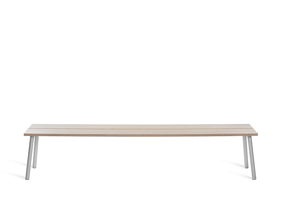 Emeco Run Bench: Helle Holzbank für vier Personen mit silberfarbenen Beinen.