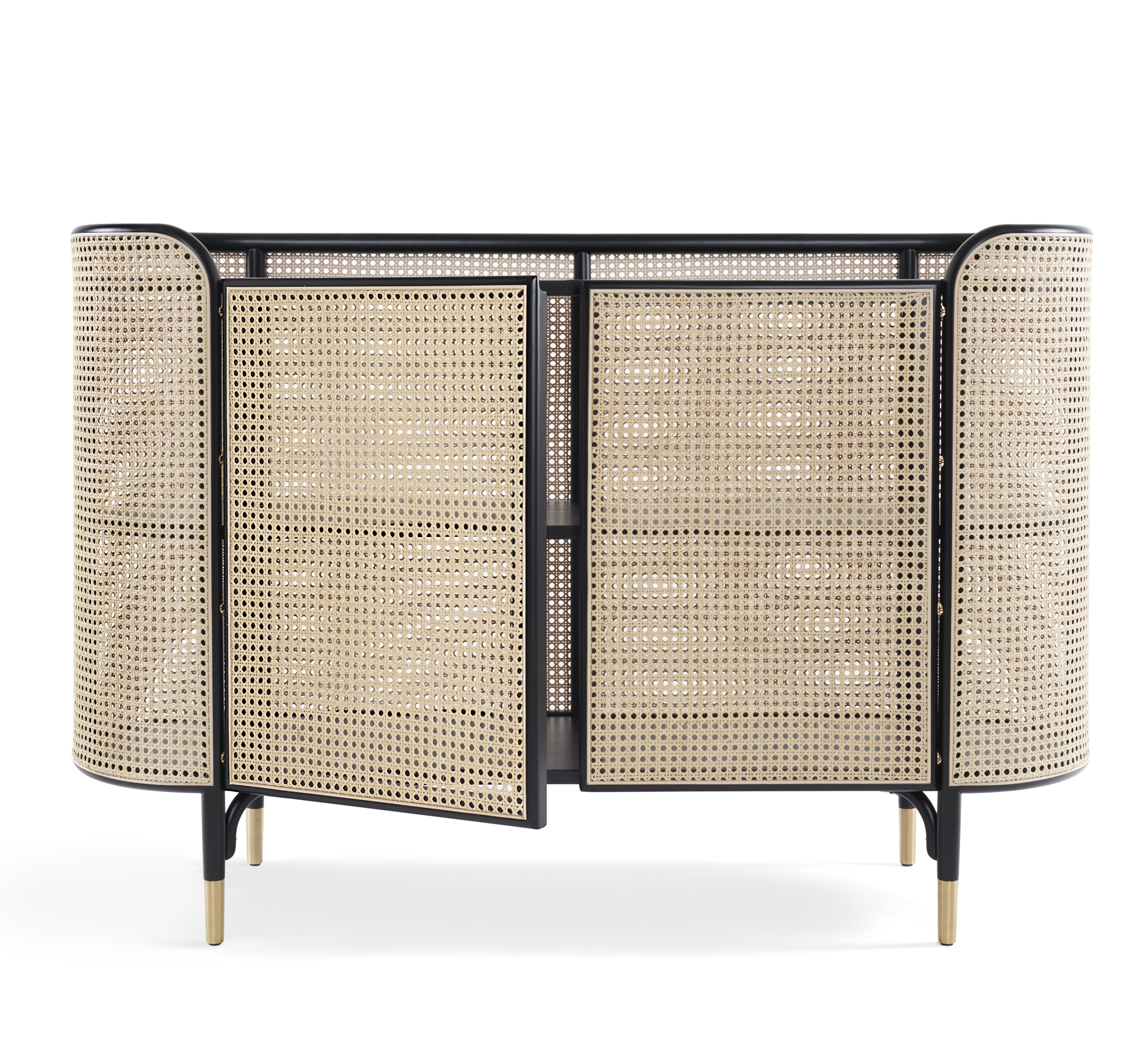 MOS CABINET Schrank von Wiener GTV Design mit Wiener Geflecht und schwarzen Beinen.