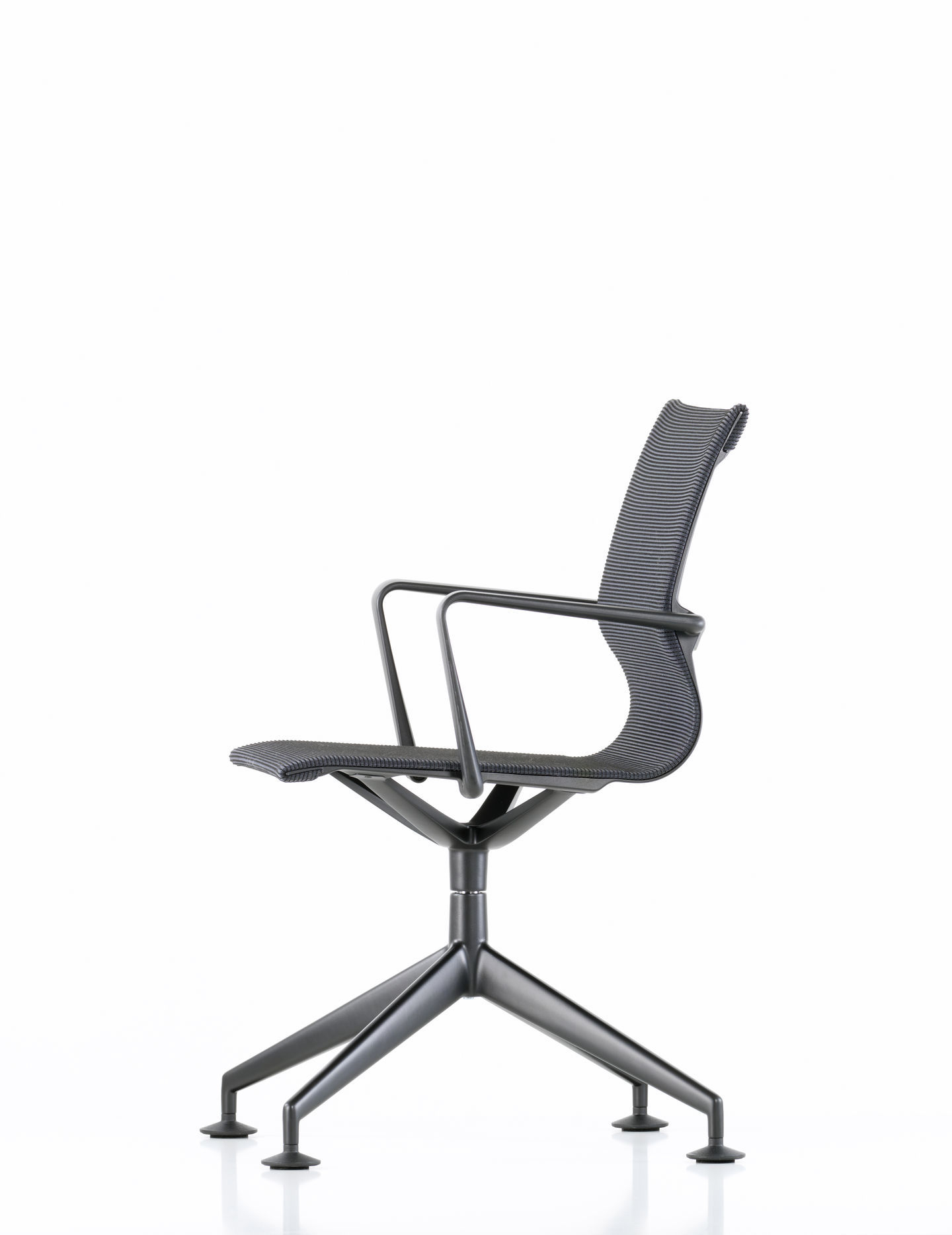 Schwarzer Physix Konferenzstuhl von Vitra mit Armlehnen und Vierfußgestell, seitliche Ansicht. Bürostuhl für Konferenzen.