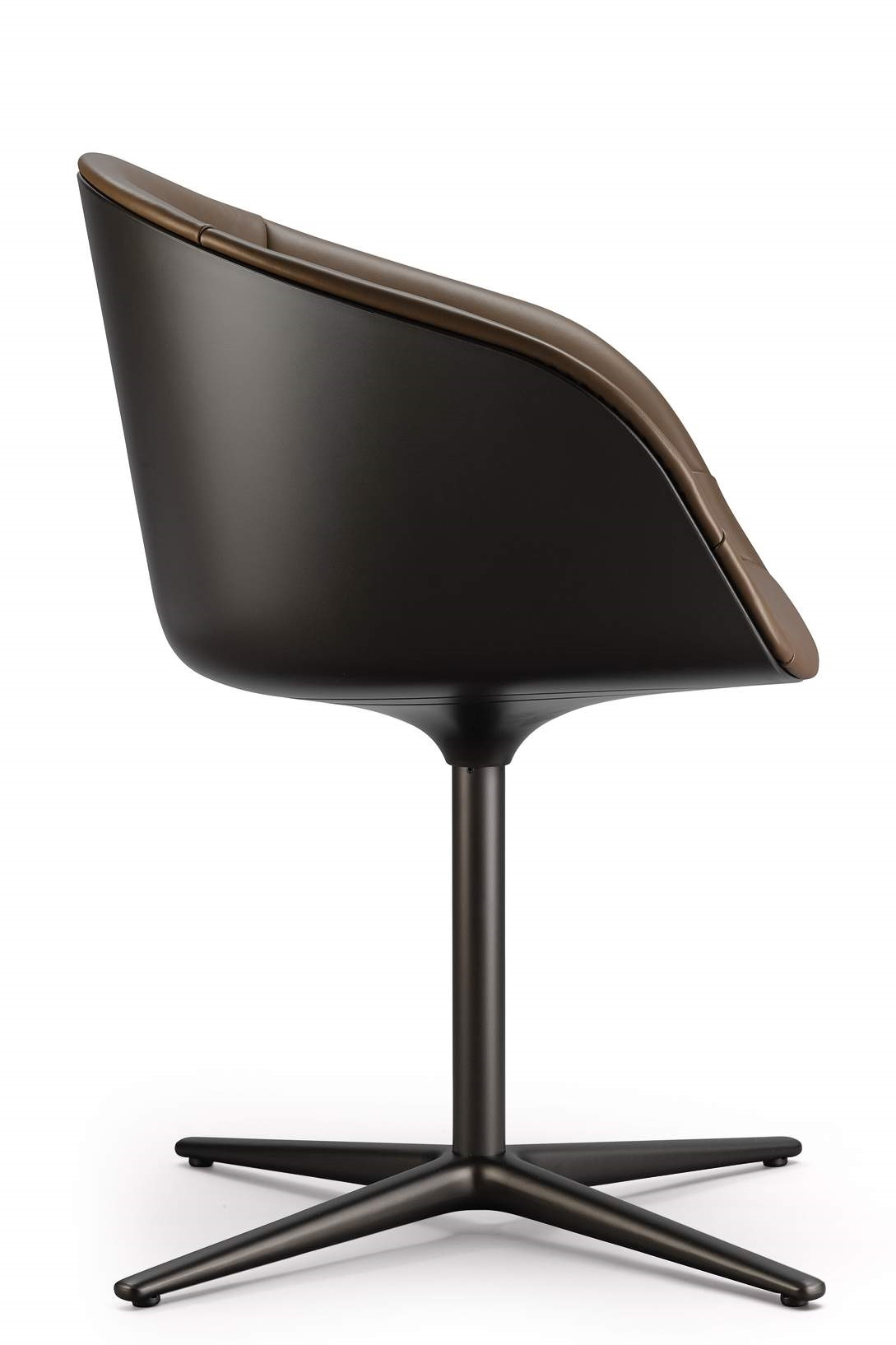 Kyo Sessel von Walter Knoll, braun-schwarzer Drehstuhl mit Lederbezug und Sternfuß, Seitenansicht.