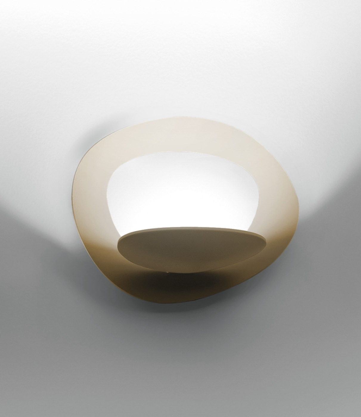 Pirce Micro LED Wandleuchte von Artemide: Moderne, goldfarbene Design-Wandlampe für indirekte Beleuchtung.