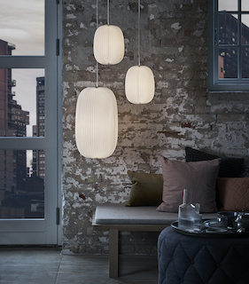 Drei Lamella Pendelleuchten von Le Klint in Goldoptik, moderne Hängelampe für Wohnräume.