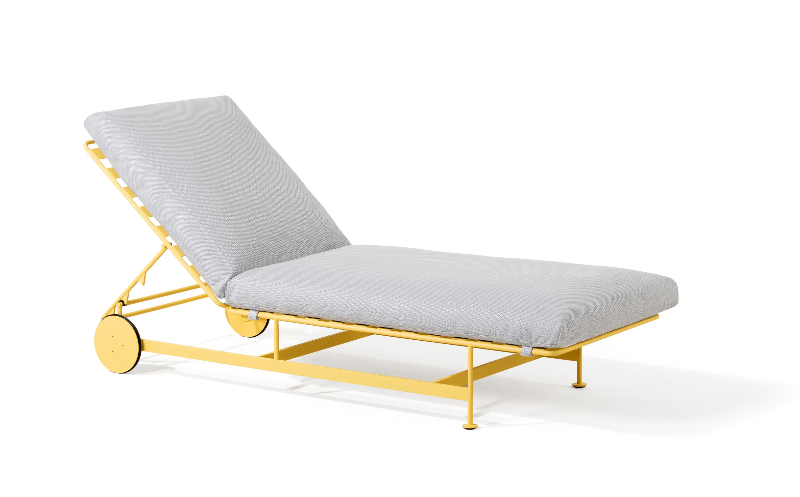 Jugo Sonnenliege von Prostoria, gelbes Gestell mit Rädern und grauem Polster.