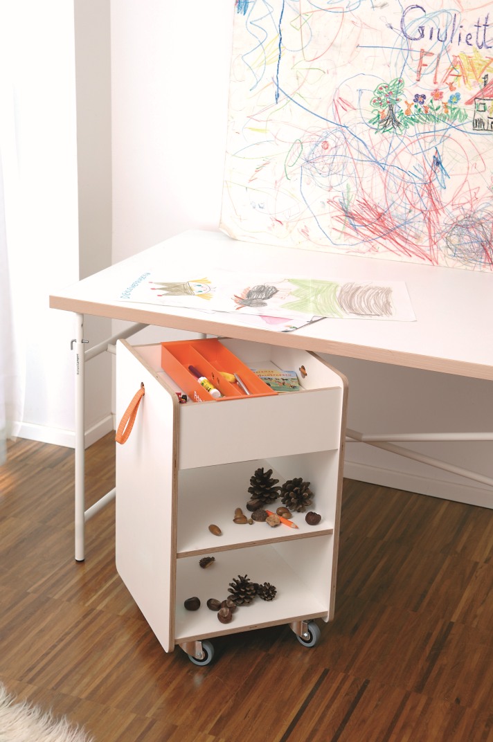 Eiermann Kinderschreibtisch mit Rollcontainer für Stifte und Spielsachen, ideal für das Kinderzimmer.