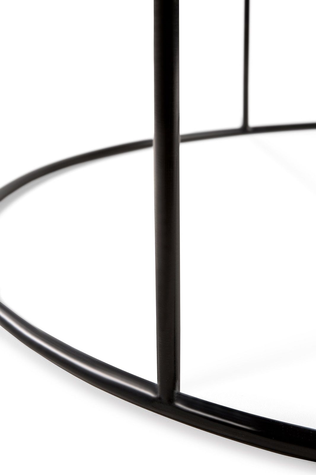 Detailaufnahme vom schwarzen Metallgestell eines Ethnicraft Couchtisches / Tabletttisches.