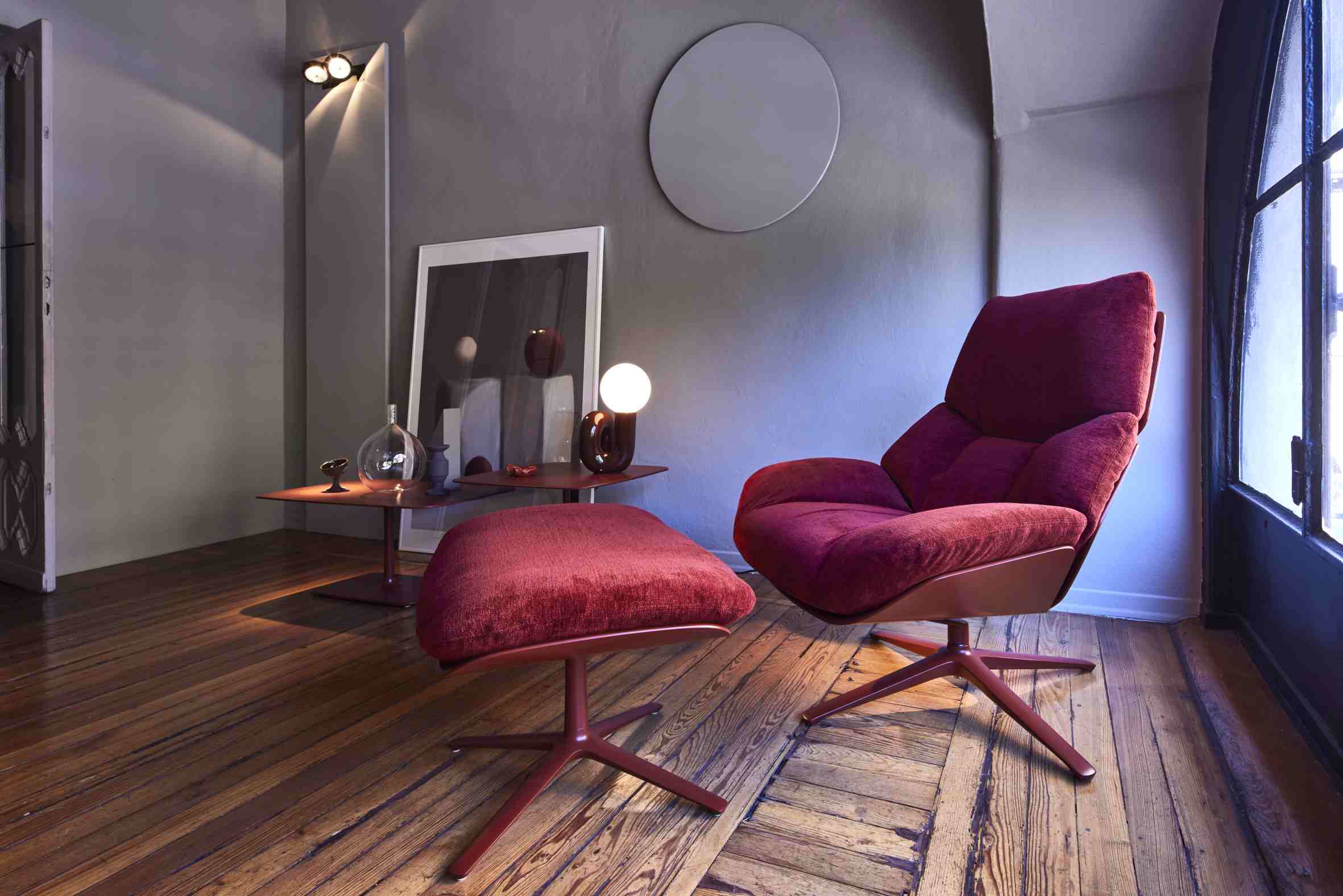 Nahaufnahme des Shrimp 23 Ottoman Hockers in bordeauxrot, passend zum Sessel, modernes Möbeldesign.