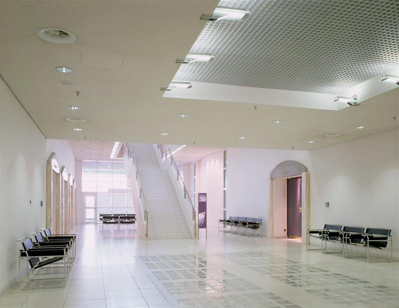 Innenaufnahme eines hellen Foyers mit mehreren Wassily Sesseln von Knoll International.