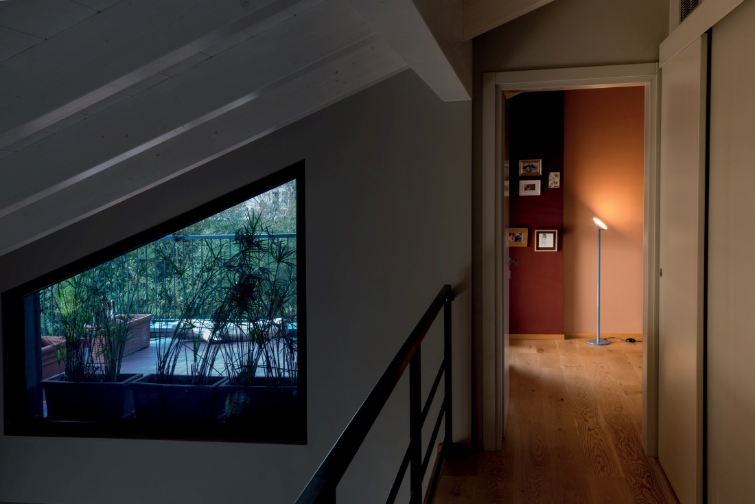 Hellblaue Cabriolette Stehleuchte von Martinelli Luce im Flur, moderne Innenbeleuchtung, Design Lampe.