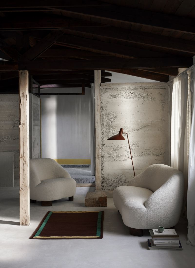 AndTradition Margas Loungesessel LC1 in cremeweißem Bouclé-Stoff, modernes Design für Wohnzimmer und Lounge-Bereiche.