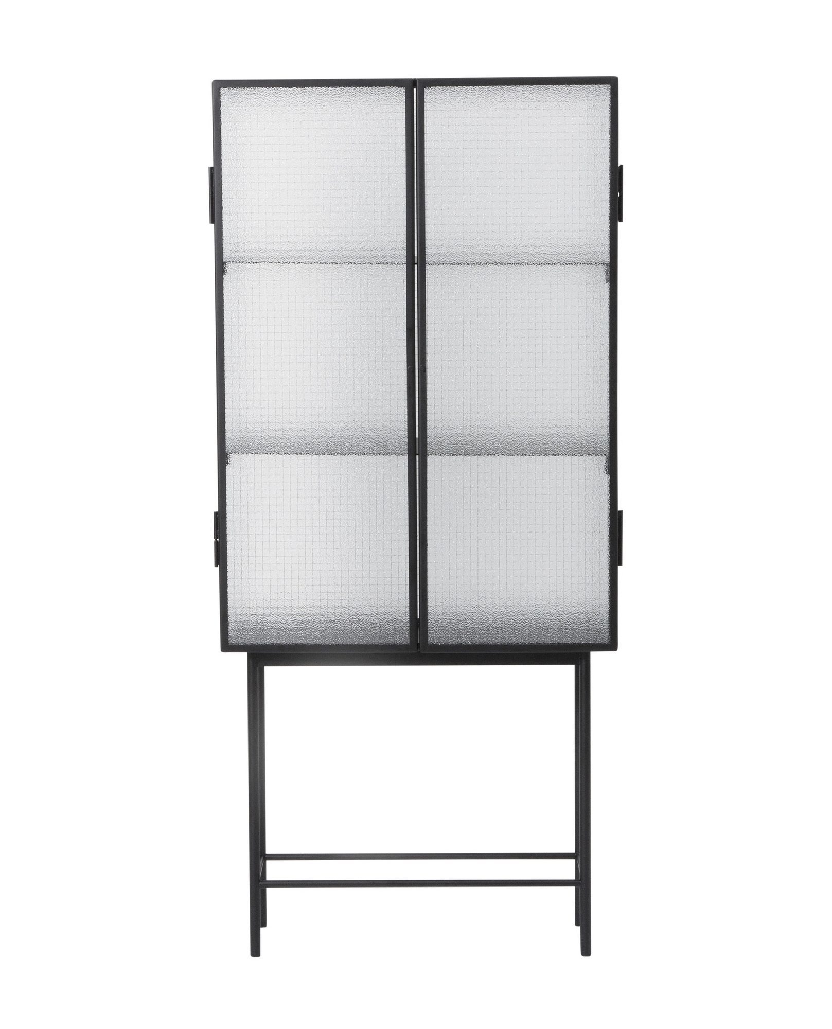 Haze Vitrine von Ferm Living: Schwarzer Metallschrank mit zwei strukturierten Glastüren und filigranem Gestell.