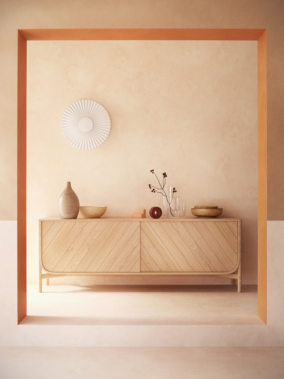 Helles Holz Sideboard, Modell Marius von Hartô, mit Deko-Elementen in einem warmen, modernen Wohnraum.