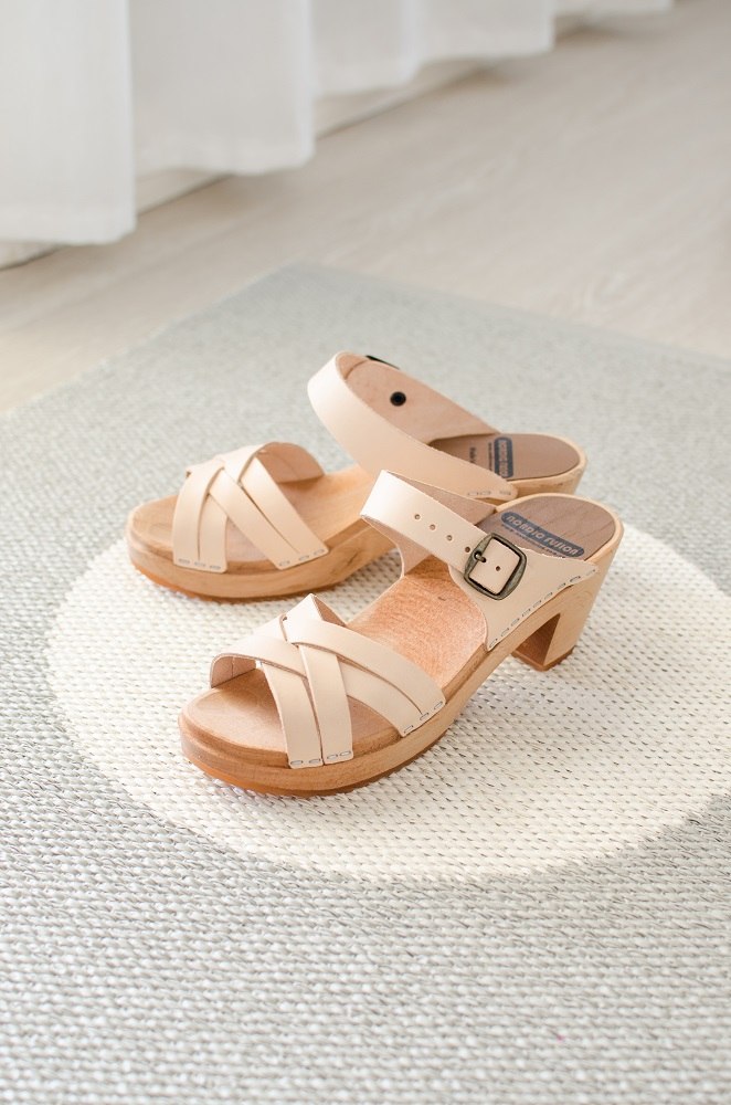 Vera Small One Pappelina Kunststoffteppich 70x90 cm Ocean blau, gewebter Teppich mit blau-weißem Muster.